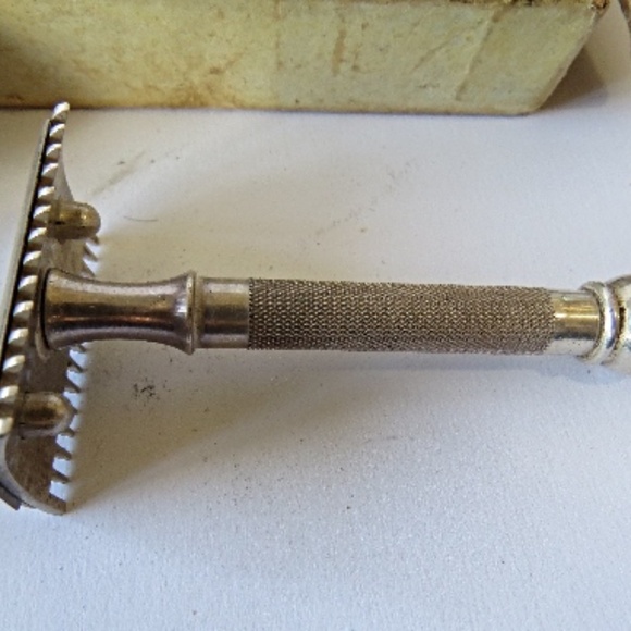 Antique Pocket Edition Gillette Razor in case - Picture 4 of 8